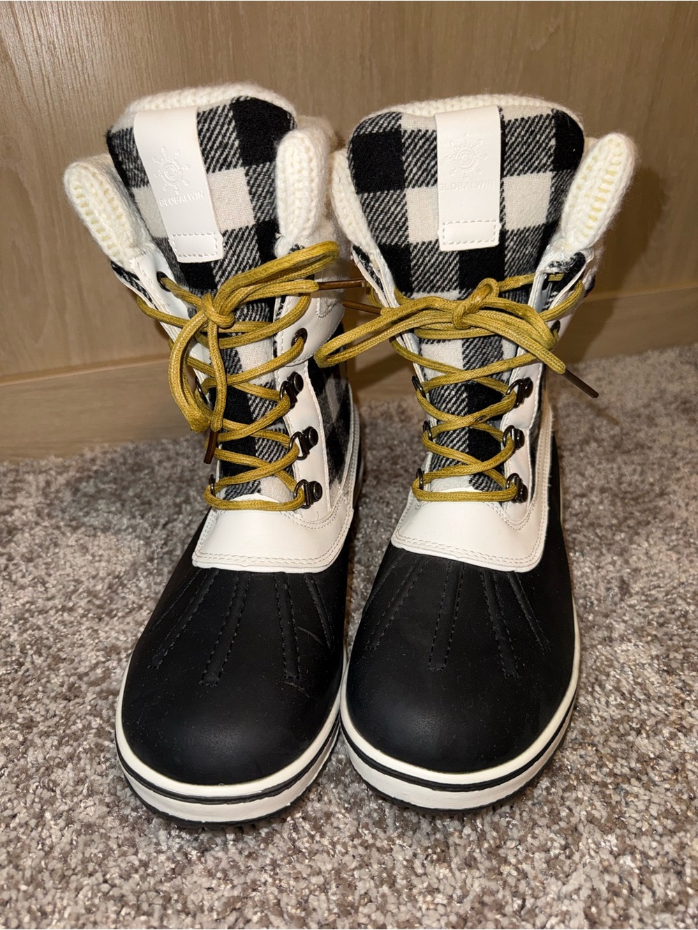 Globalwin Women’s Size 9 Winter Snow Boots Buffalo Plaid Black White Lace Up